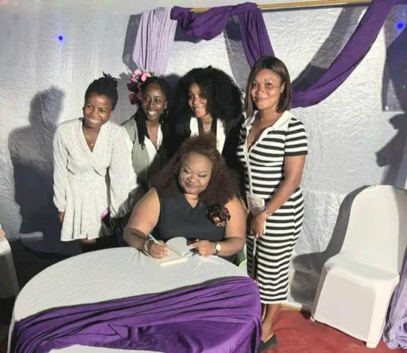 Côte d'Ivoire / Littérature : Hanna Camara dédicace « Mon combat contre le lupus et la drépanocytose »